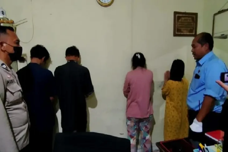 2 Pembantu Kepergok...