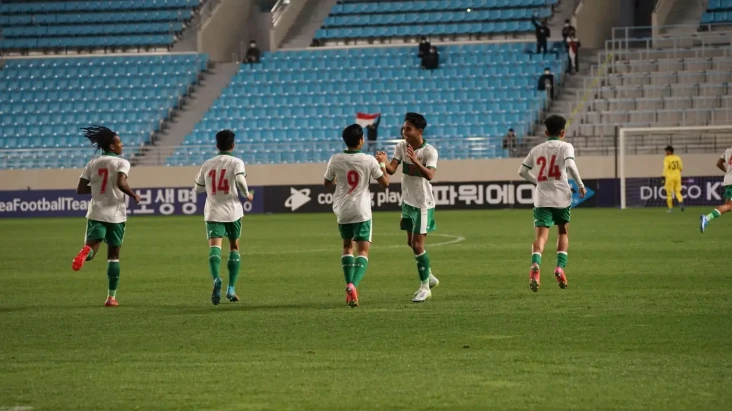 Dijejali Latihan Berat,...