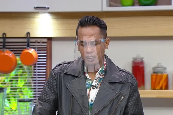 Lord Adi Serahkan Duit...