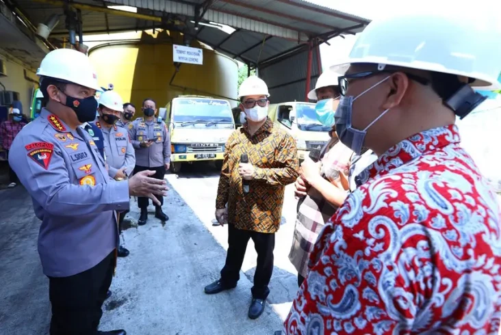 Tinjau Pabrik di Palembang,...