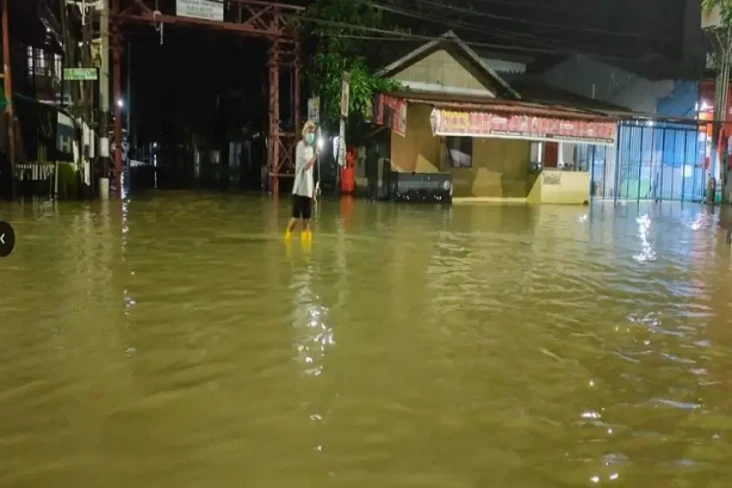 Pengungsi Banjir Meningkat...