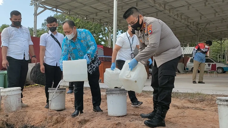 Ratusan Liter Arak di...