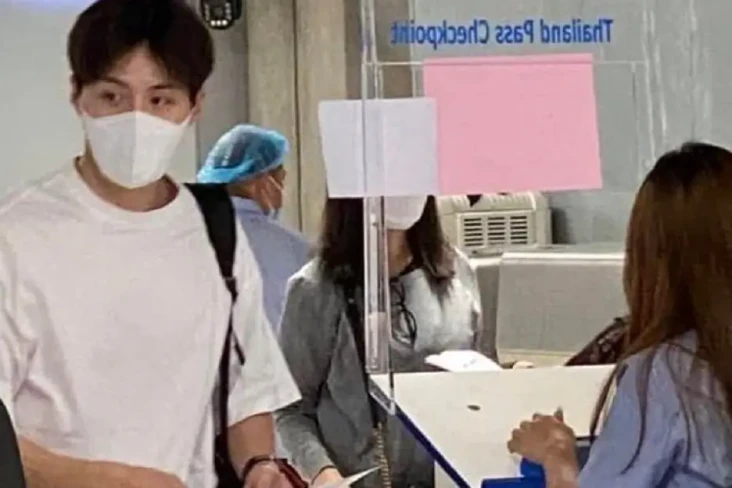 Kim Seon Ho Muncul di...
