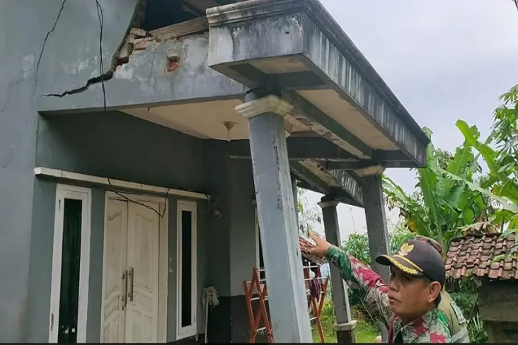 Dihantam Pergerakan...