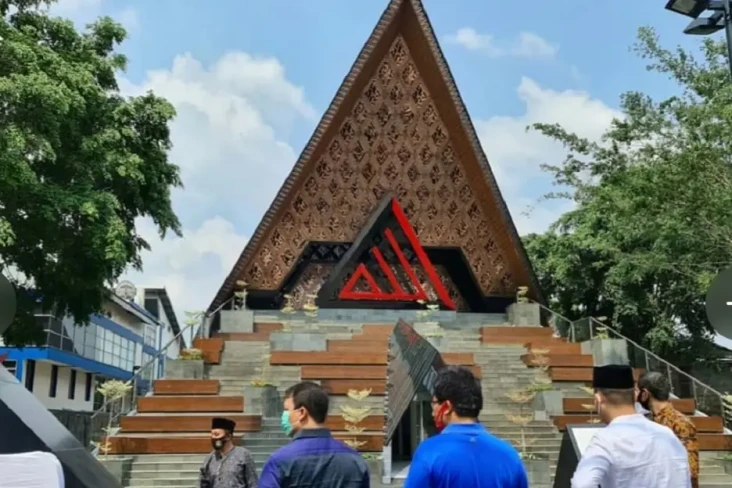 Kisah di Balik Masjid...