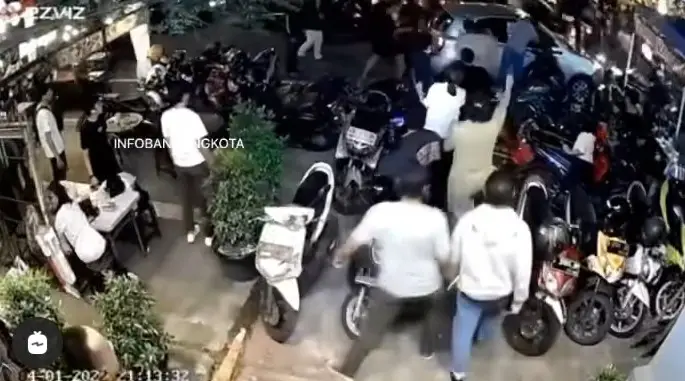 Amuk Massa Hancurkan...