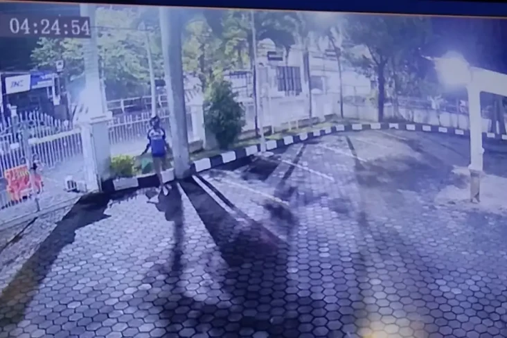 Orang Tak Dikenal Satroni...