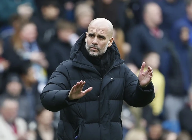 Man City Rebut Takhta,...
