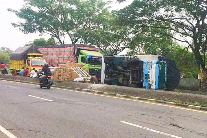 Truk Ekspedisi Pengangkut...