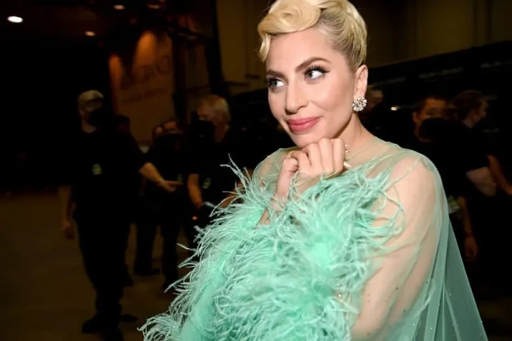Lady Gaga Nangis di...