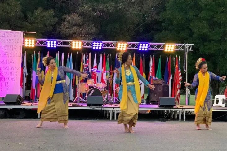 Angklung Goyang Cowra...