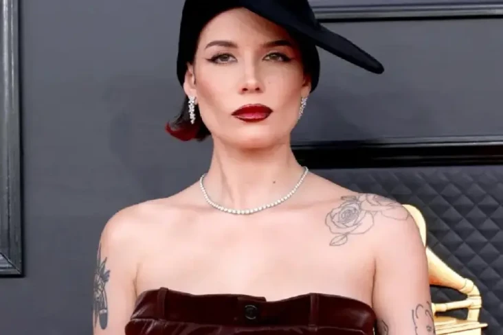 Halsey Nekat Hadiri...
