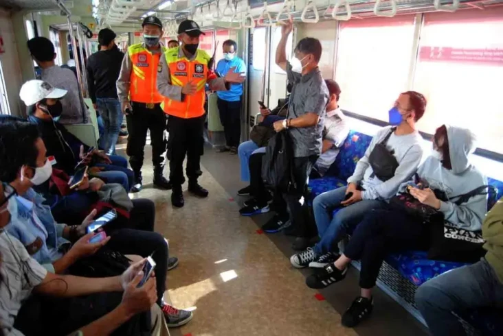 Penumpang KRL Boleh...