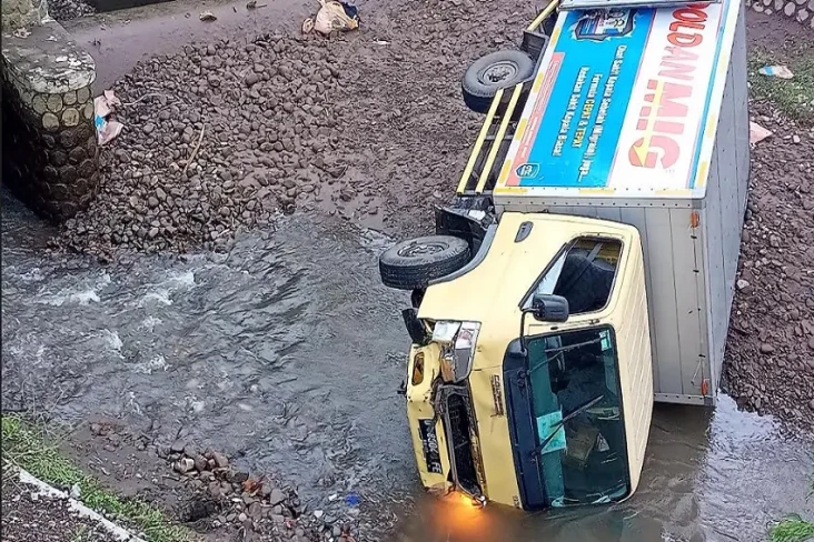 Hindari Tabrak Pengendara...