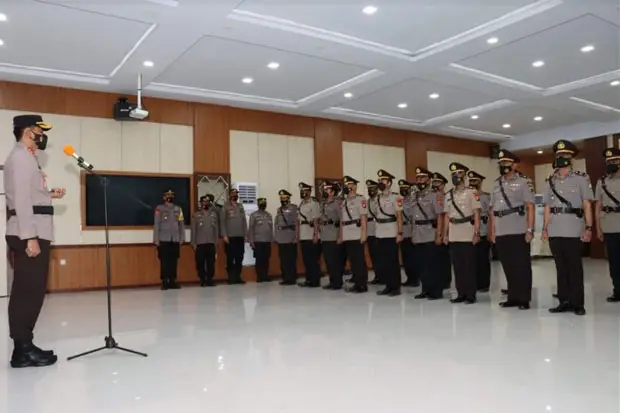 Belasan Perwira Polres...