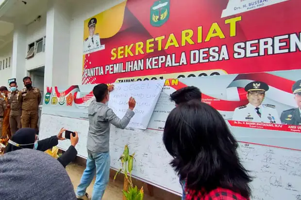 Warga Segel Kantor DPMD...