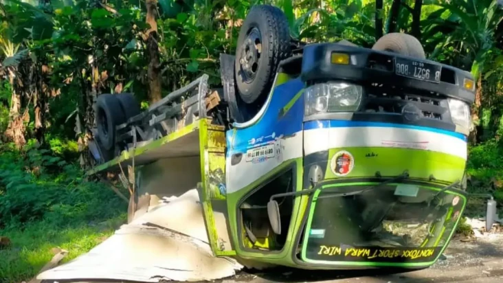 Truk Pengangkut Papan...