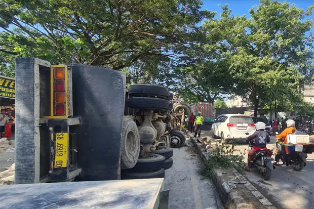 Truk Terbalik Picu Kemacetan...