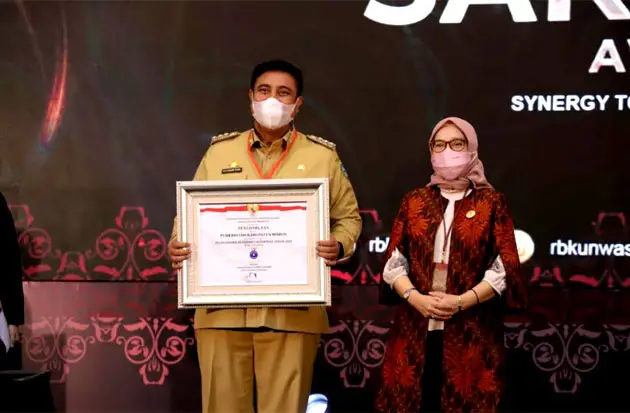 Pemkab Maros Raih Predikat...