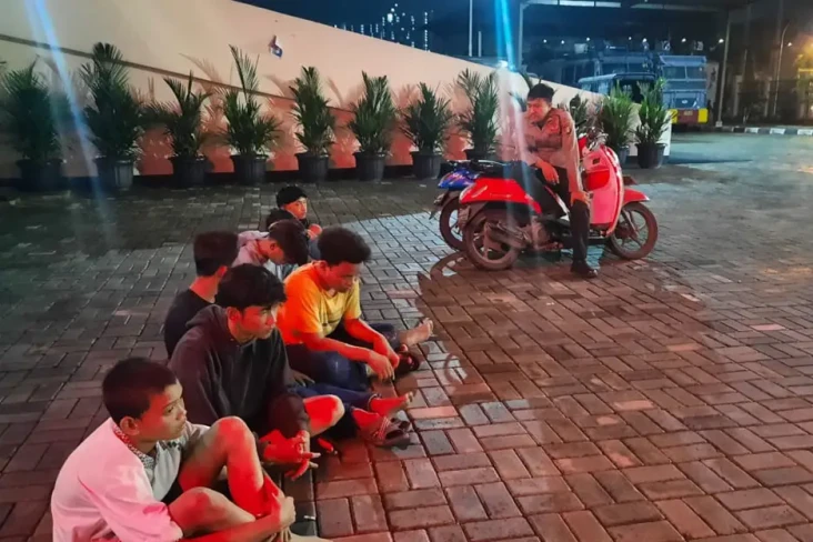 Tawuran Sarung Berbatu,...