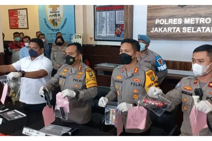 Isi Tas Perampok Bank...