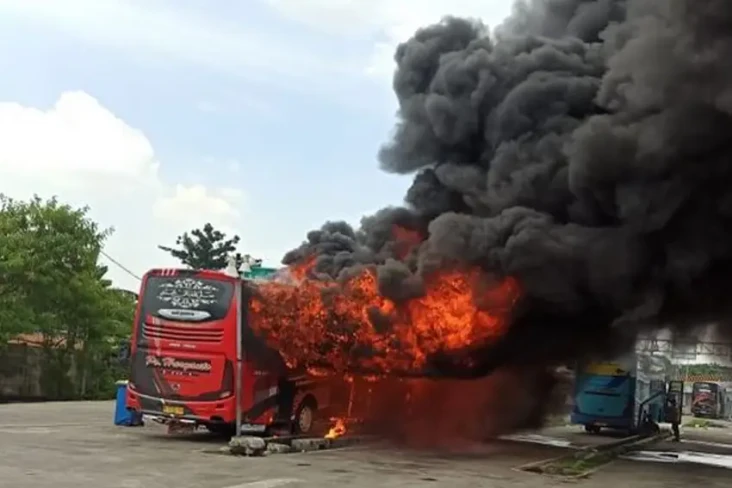 Bus Terbakar di Terminal...