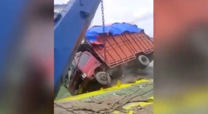 Detik-detik Truk Sembako...