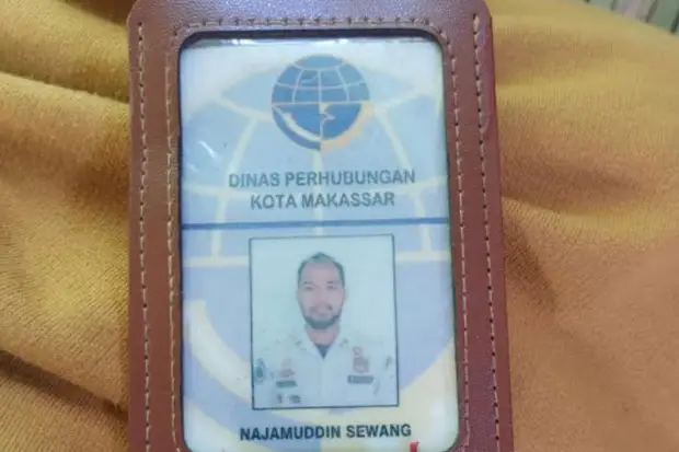 Polisi Periksa Seorang...