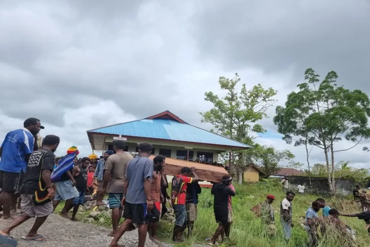 Penuh Haru, Remaja di...