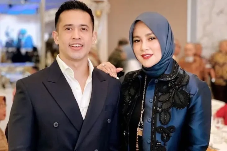 Di Tengah Proses Cerai,...
