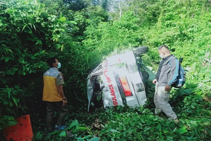 Ambulans Terjun ke Jurang...