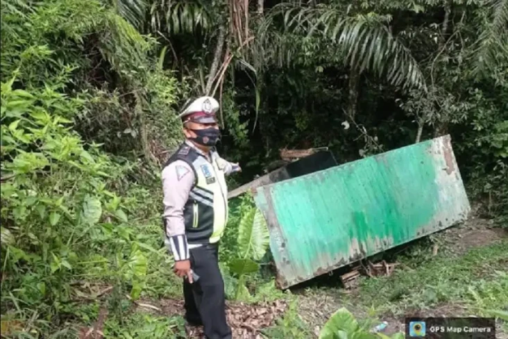 Truk Kontainer Terjun...