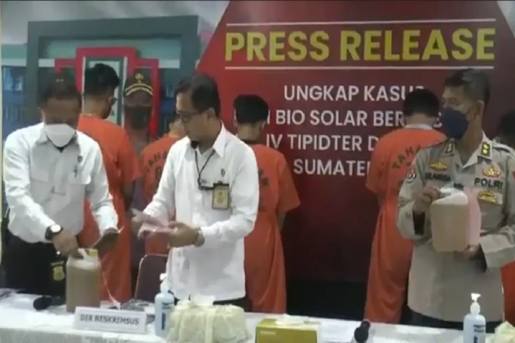 Gunakan Mobil Berstiker...