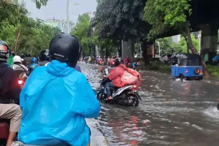Diguyur Hujan Deras,...
