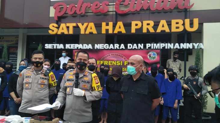 Satu Keluarga di Lembang...