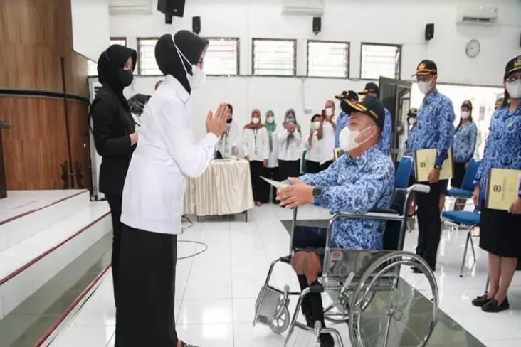 Serahkan SK Pengangkatan,...