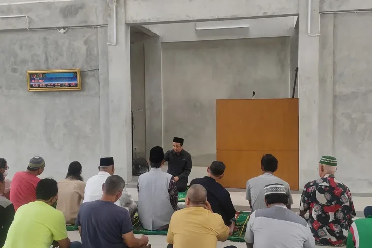Kunjungi Masjid Al Hurriyah...