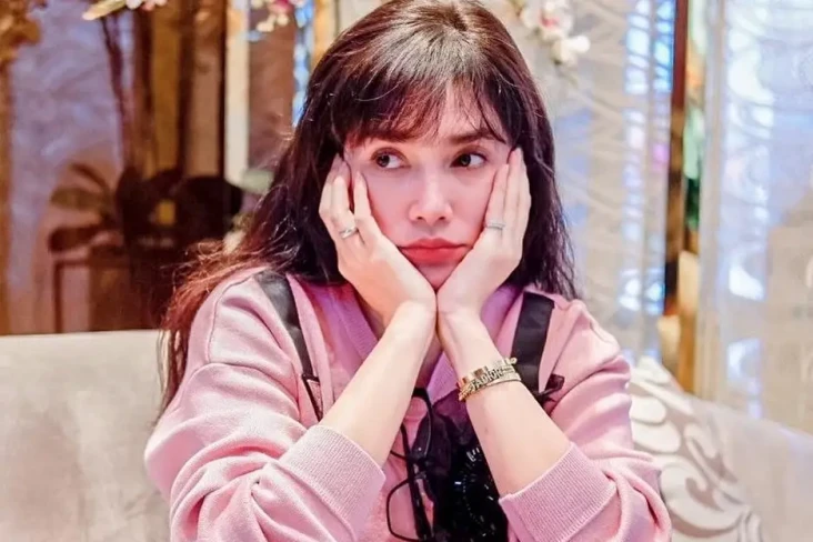 Pose Menggemaskan Ussy...