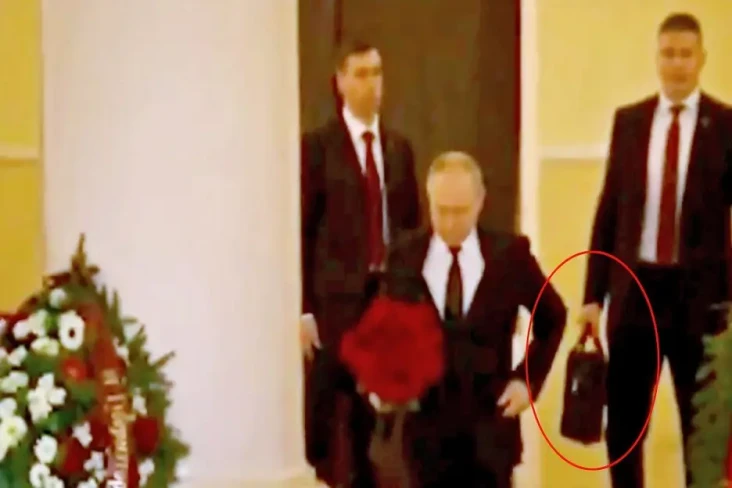 Putin Dikelilingi Ajudan...