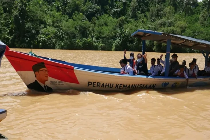 Demi Selamatkan Anak-anak...