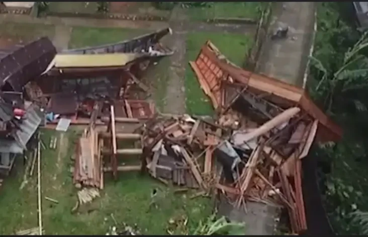 7 Rumah Adat Toraja...