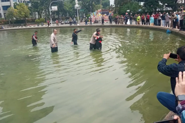 Melompat ke Kolam Air...