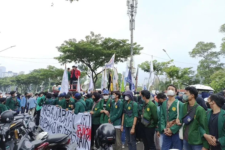 Dipimpin Mobil Komando,...
