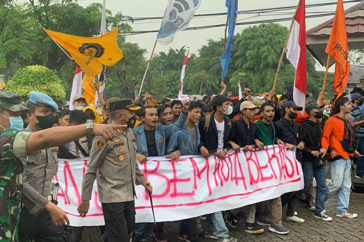 Demo 11 April, Mahasiswa...