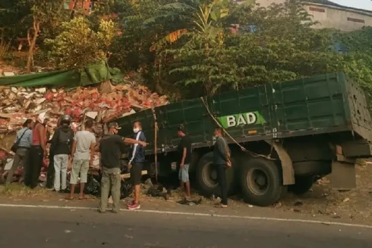 Truk Rem Blong Seruduk...