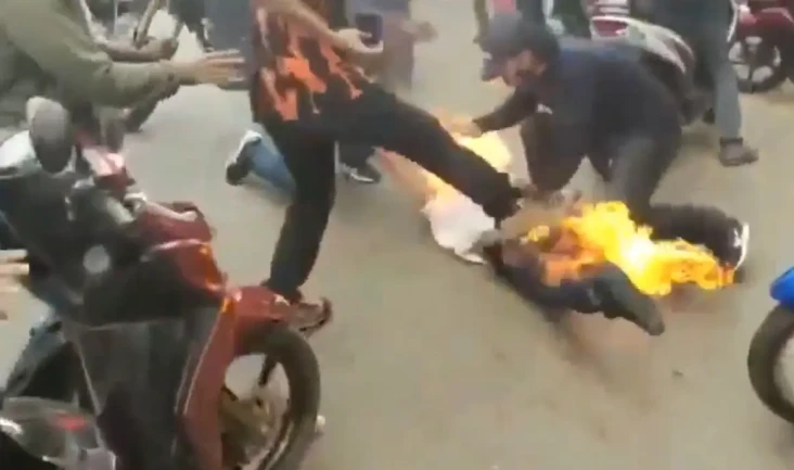 Asyik Demo, Seorang...