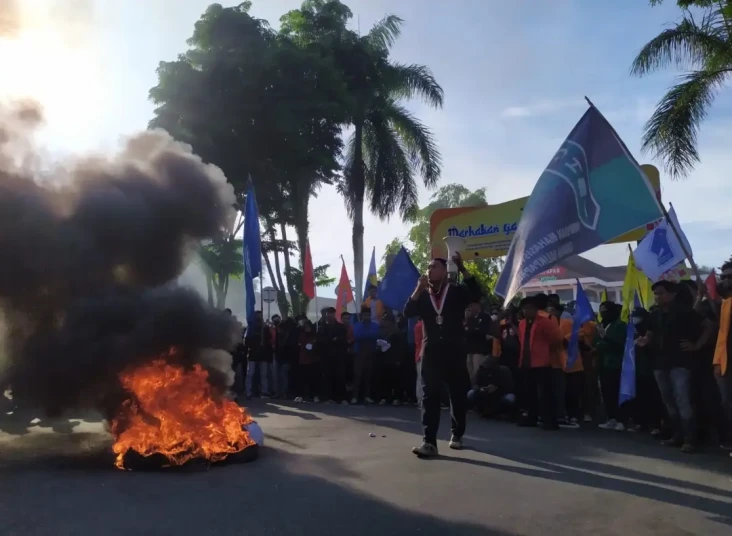 Demo Mahasiswa di 4...