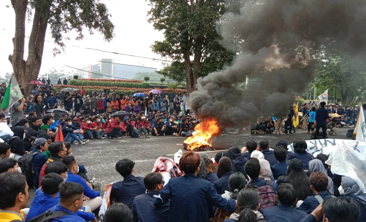 Demo Diguyur Hujan Deras,...