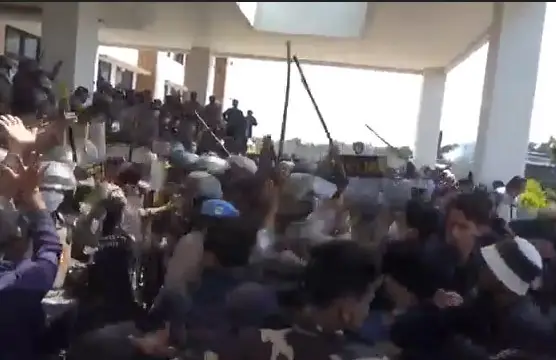 Polisi Pukul Mundur...