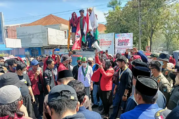 Ratusan Mahasiswa Pangkep...